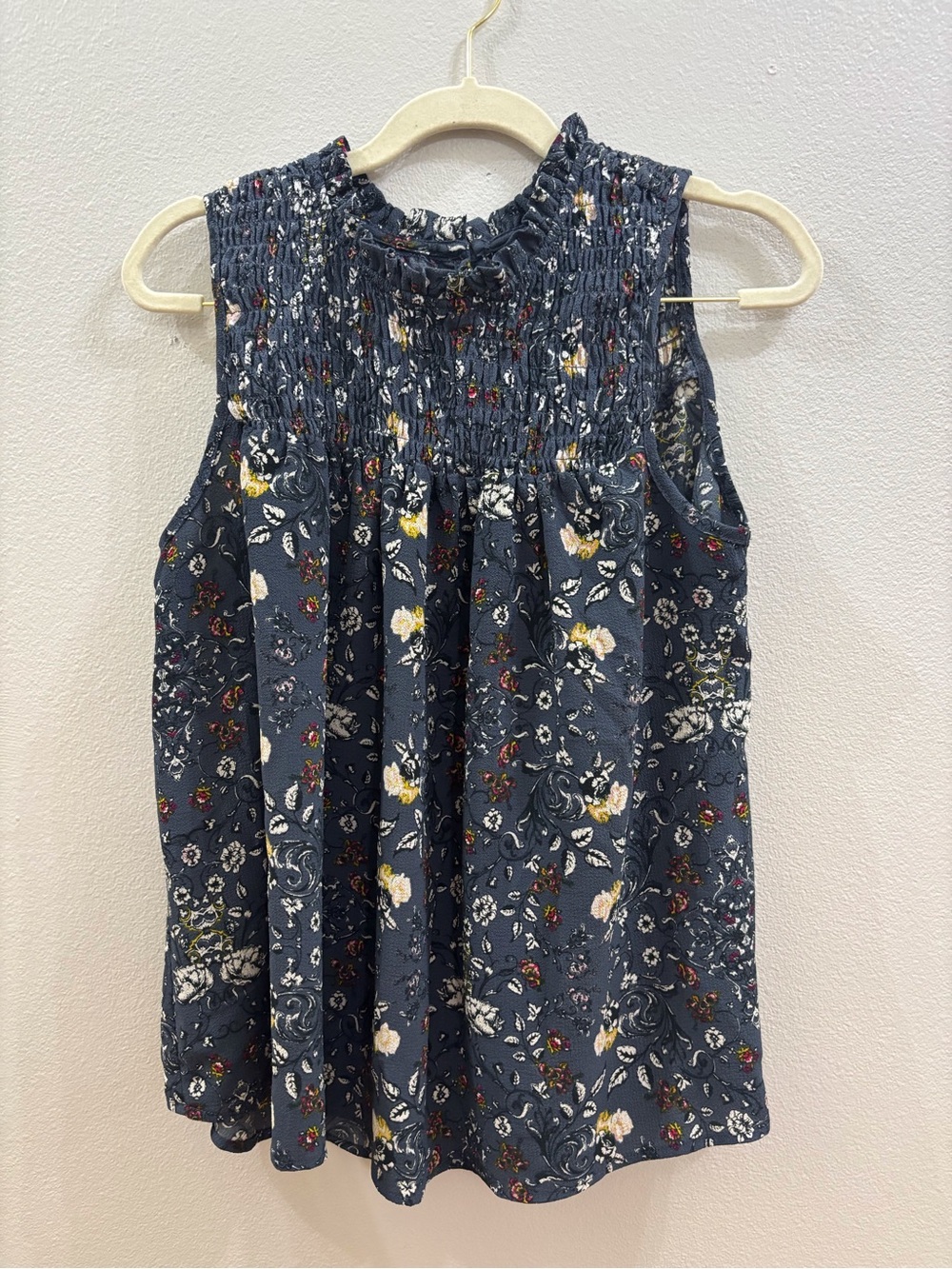 Knox Rose gray
 Floral Smocked Neck Sleeveless Top